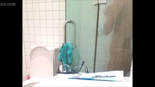 Spy MILF in shower shaving her big meaty hairy pussy